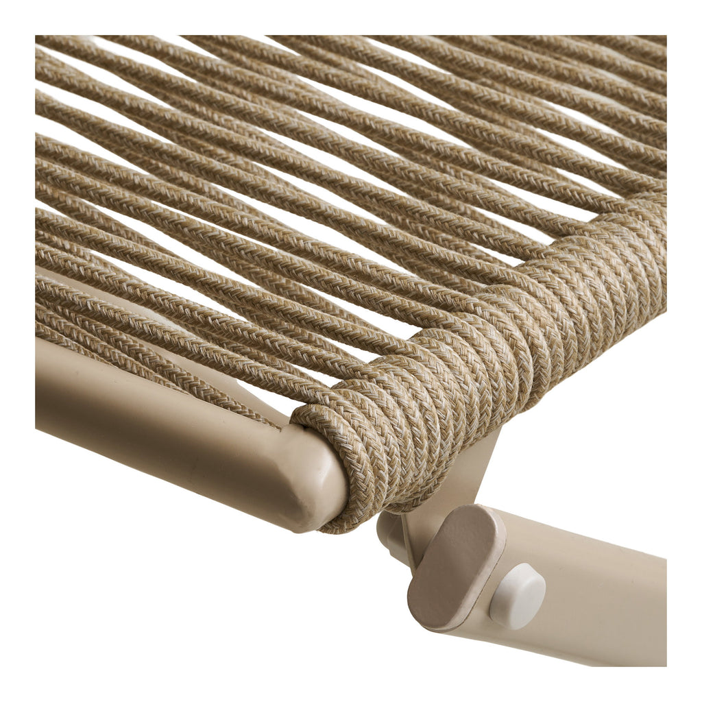 Gros plan corde polyester tressée assise chaise Arcas taupe, détail nœud sur cadre acier