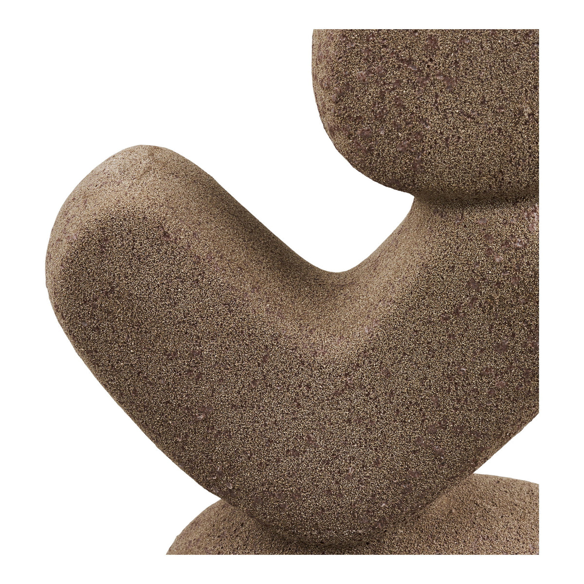 Détail du grain de sable et des mouchetures de la céramique brune non émaillée
