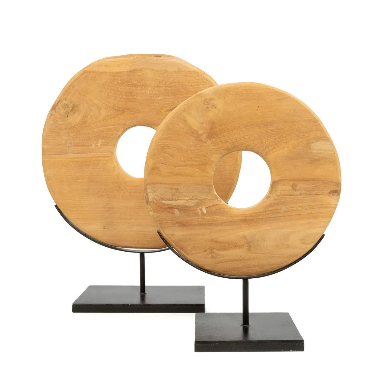 Sculpture disque en teck massif sur socle à côté d'un disque plus petit sur fond blanc