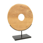 Sculpture disque en teck massif naturel sur socle rectangulaire en fer noir vue en légère plongée