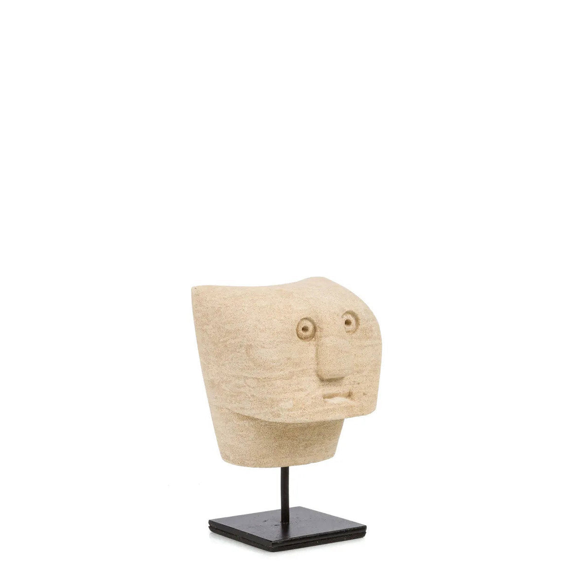 Sculpture tête Sumba en grès vue de trois quarts avec son volume ramassé sur tige et socle noirs