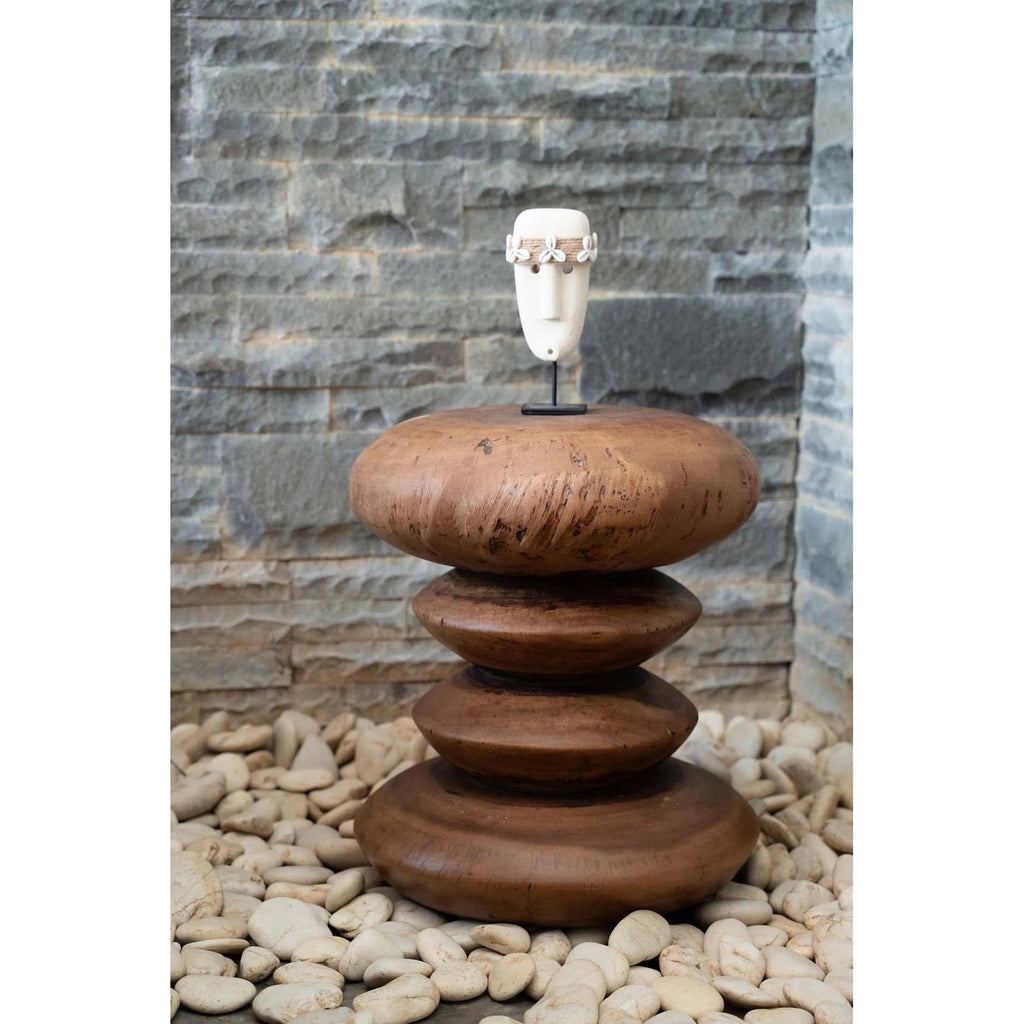Sculpture visage Sumba à bandeau de cauris sur socle 19 cm en situation