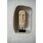 Sculpture visage Sumba à coiffe gravée sur socle 19 cm en situation