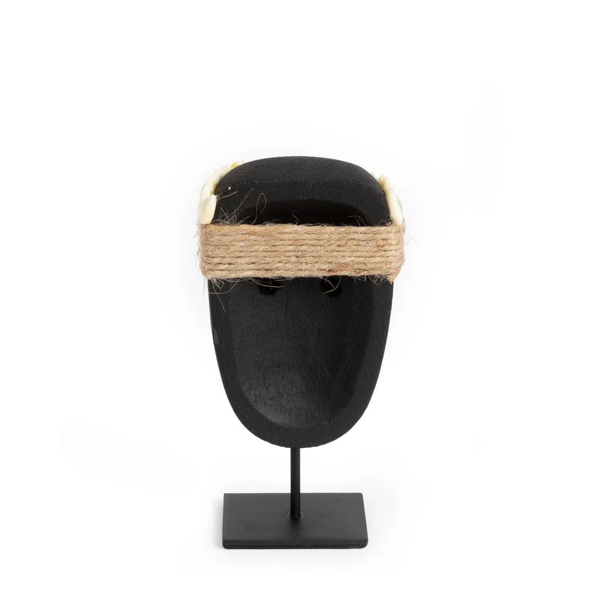 Dos creusé de la sculpture visage Sumba en grès noir avec son bandeau de jute sur socle en fer noir