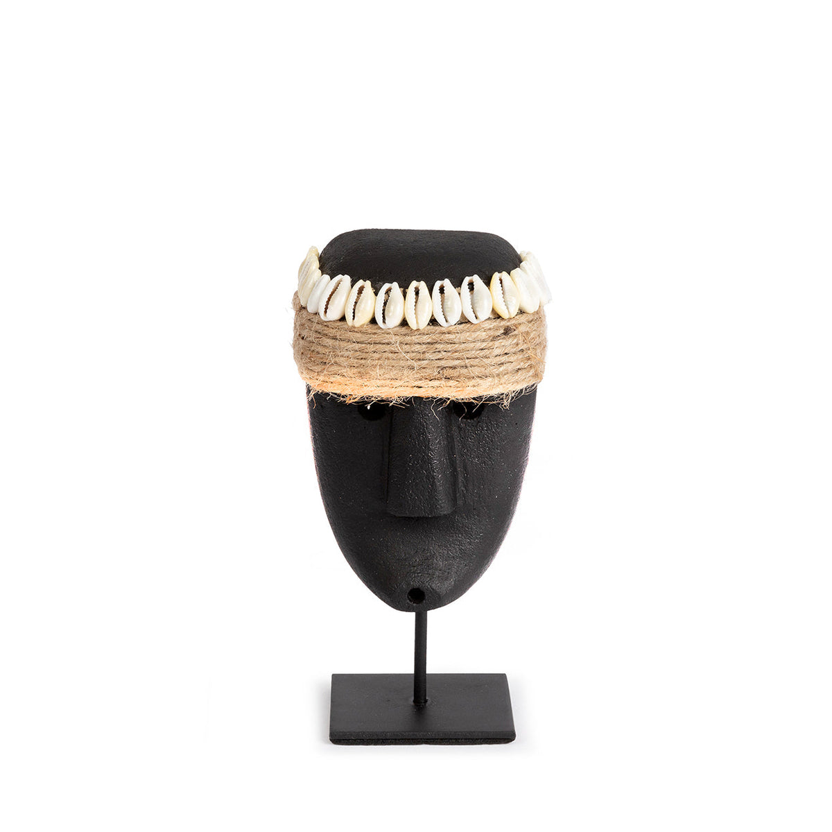 Sculpture visage Sumba en grès noir mat vue de face bandeau de jute et rang de cauris blancs sur socle noir