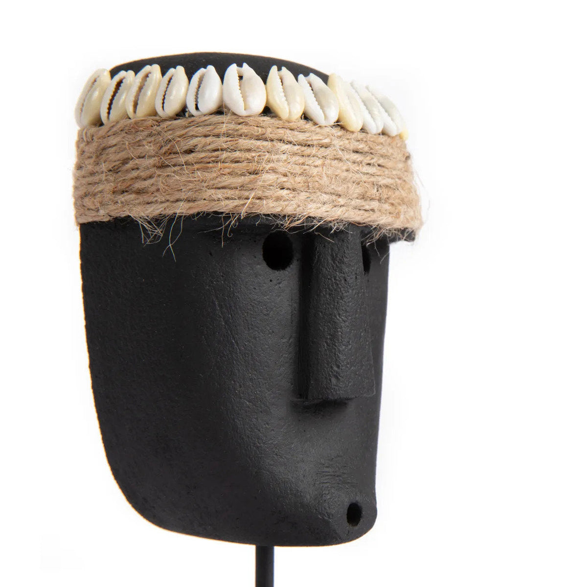 Sculpture visage Sumba en grès noir vue de trois quarts avec son bandeau de jute ses cauris et ses yeux percés