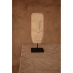 Sculpture visage Sumba en grès sur socle 19 cm en situation