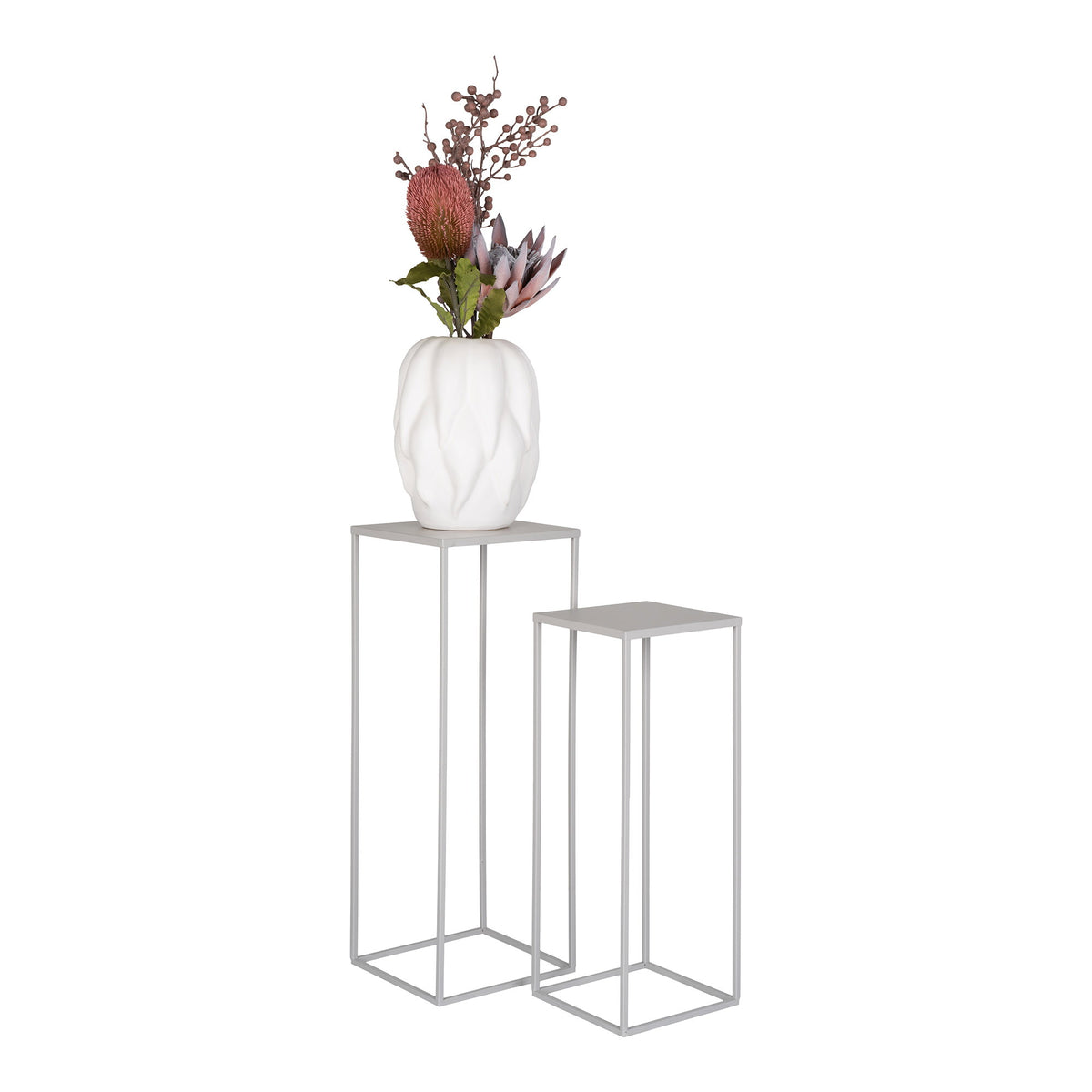 Sellettes Beja gris clair vues de trois quarts avec un vase blanc sculpté garni d'un bouquet sur la grande