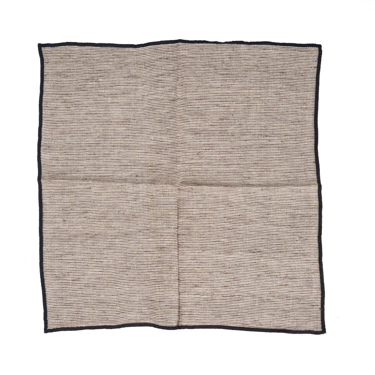 Serviette de table Code dépliée à plat avec ses fines rayures et sa bordure noire sur les quatre côtés