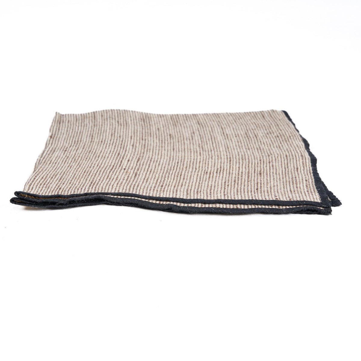 Serviette de table Code pliée en carré vue de profil avec ses bords noirs