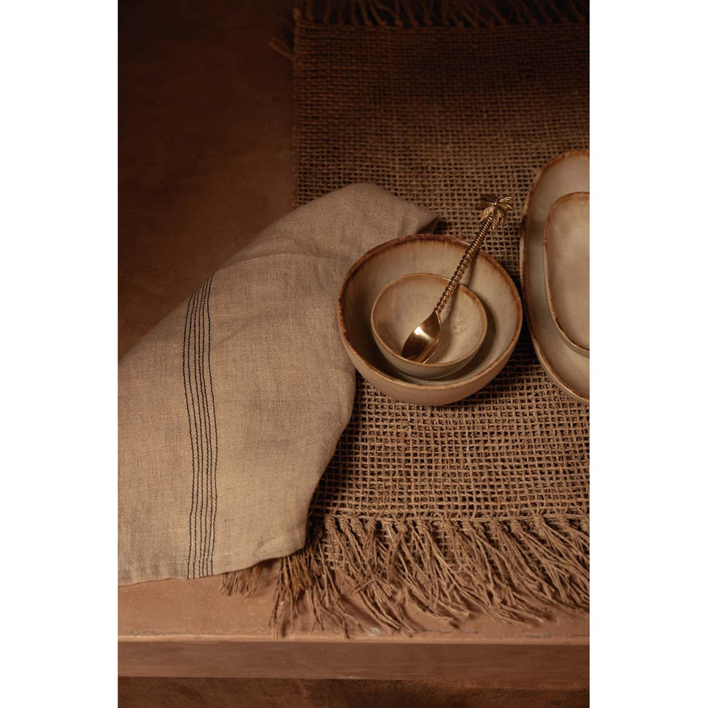 Serviette de table Lint Biscuit en lin naturel à bandes noires 45x45 cm en situation