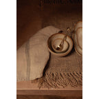 Serviette de table Lint Biscuit en lin naturel à bandes noires 45x45 cm en situation