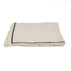 Serviette de table Tuscany en lin naturel à surpiqûre noire 45x45 cm en situation