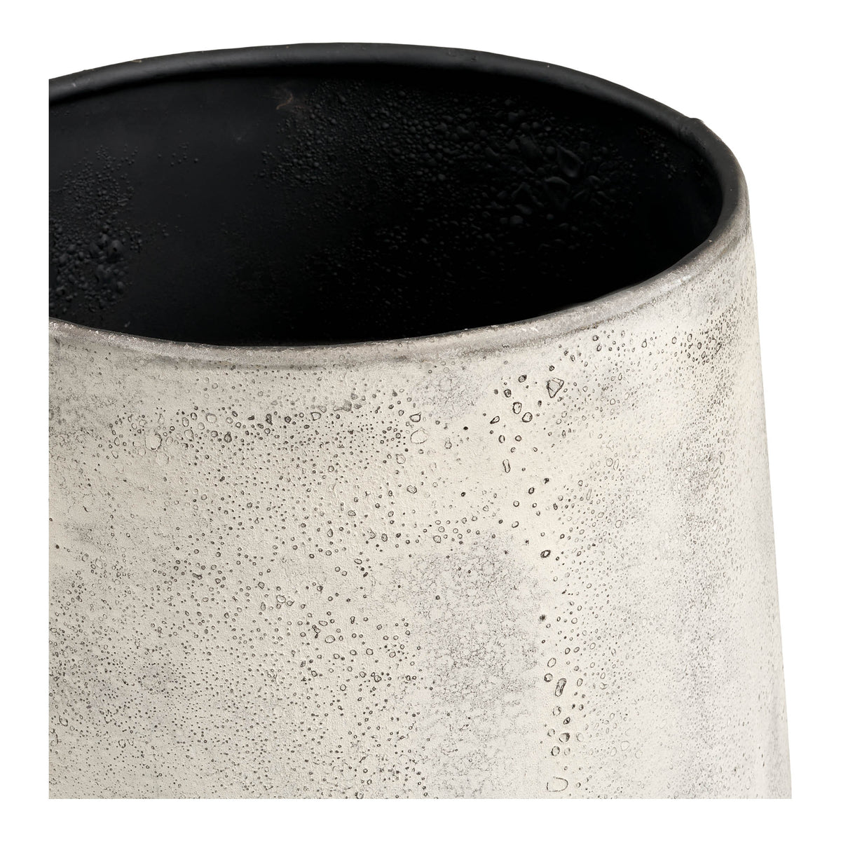 Gros plan sur le bord et l'intérieur noir d'un cache-pot Hou beige antique
