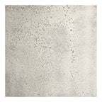 Gros plan sur la surface effet pierre et les petits pores d'un cache-pot Hou beige antique