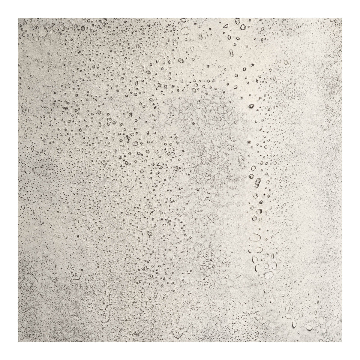 Gros plan sur la surface effet pierre et les petits pores d'un cache-pot Hou beige antique