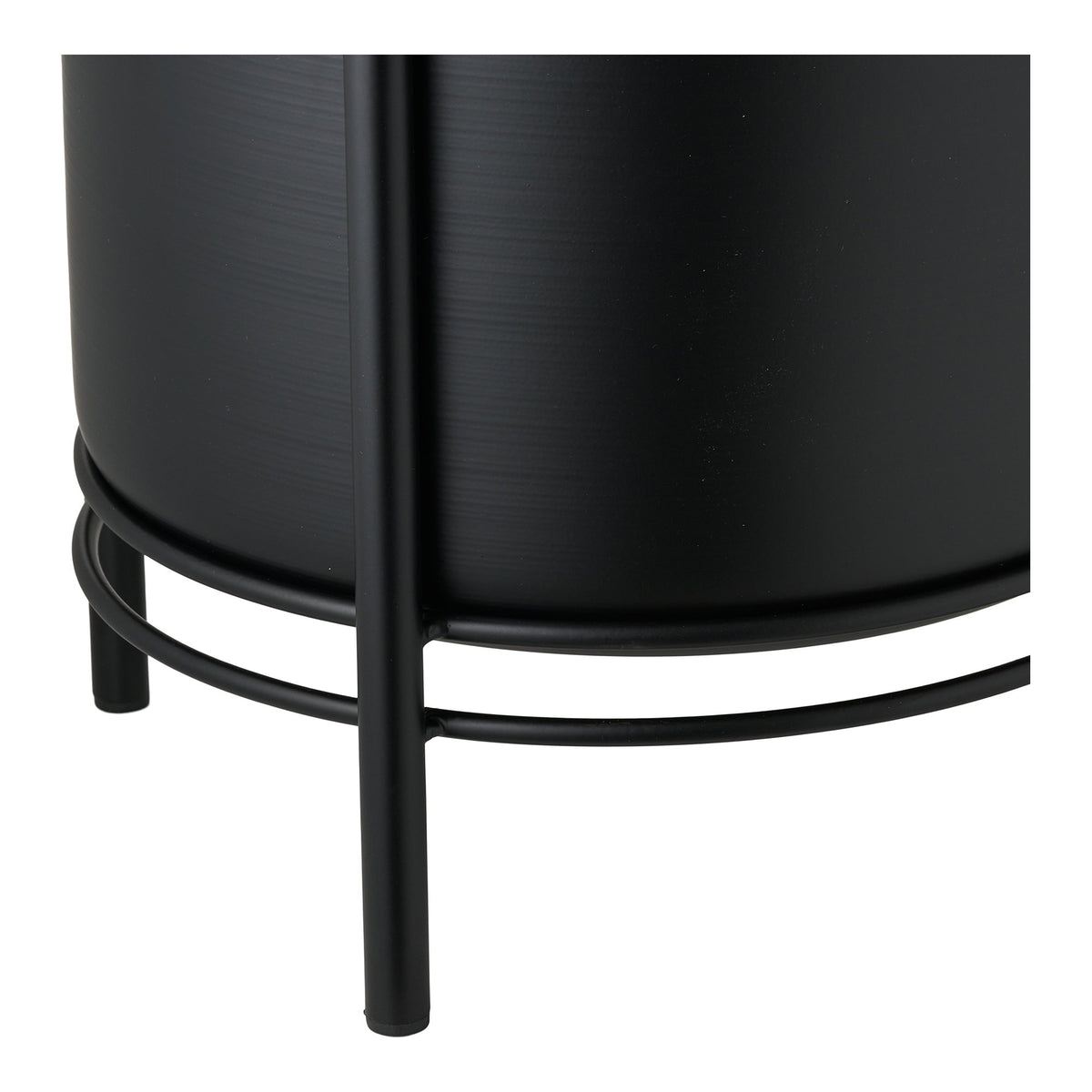 Gros plan sur le support filaire et sur les stries fines de l'acier noir