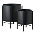 Les deux cache-pots en acier noir sur leur support filaire vus de trois quarts