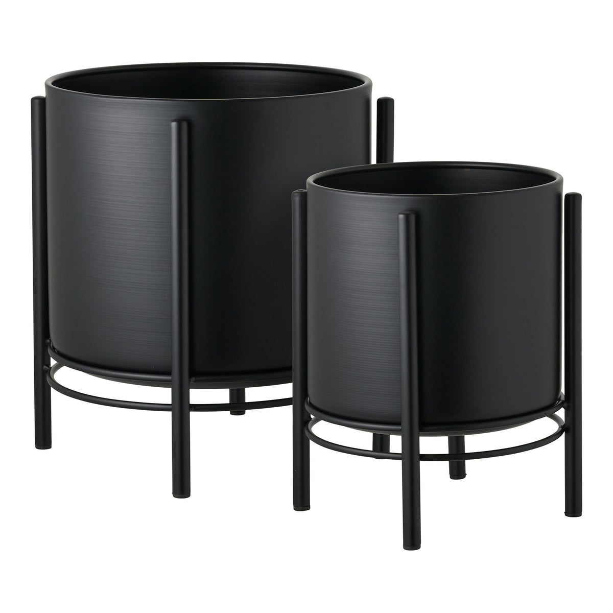 Les deux cache-pots en acier noir sur leur support filaire vus de trois quarts