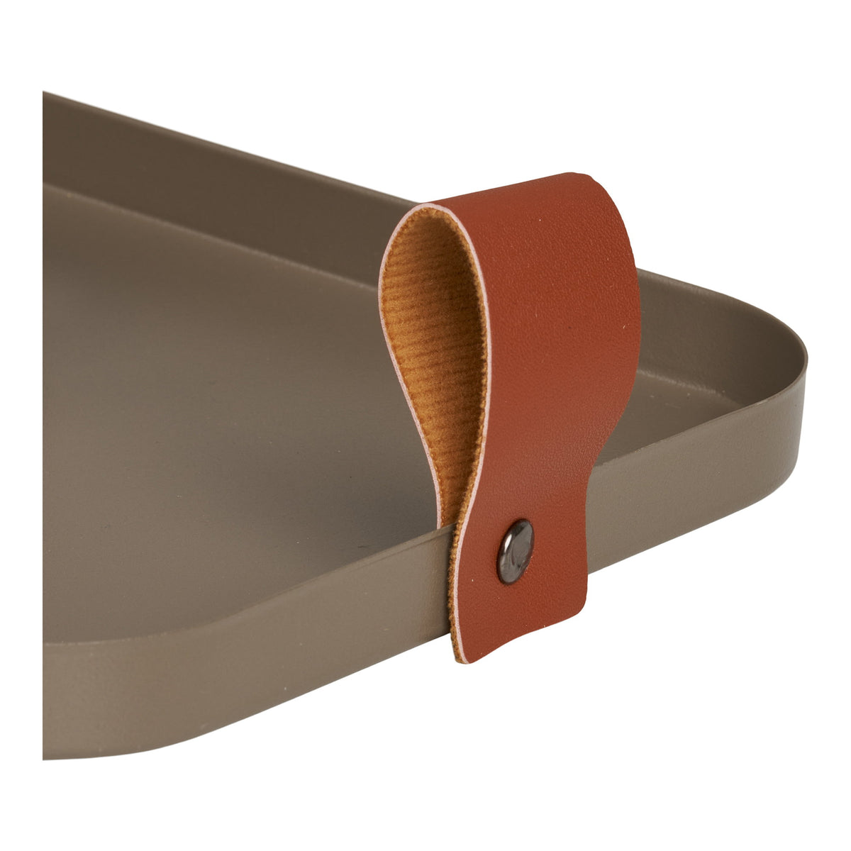 Gros plan sur l'anse en simili cuir cognac fixée par un rivet sur le rebord d'un plateau taupe