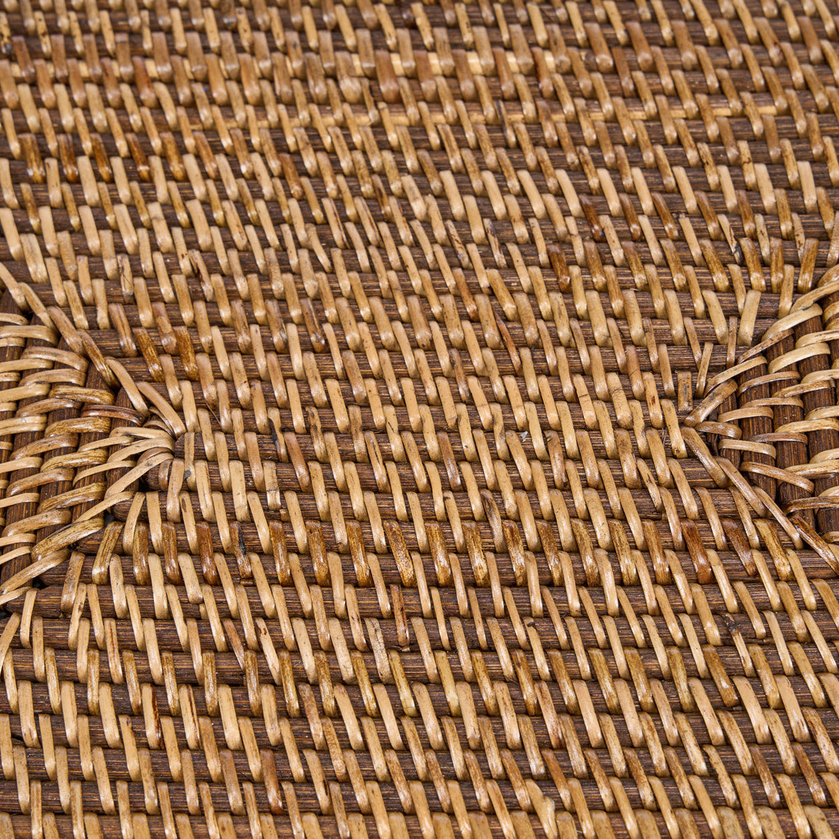 Détail du tressage en rotin brun du set Colonial au point de rencontre des diagonales