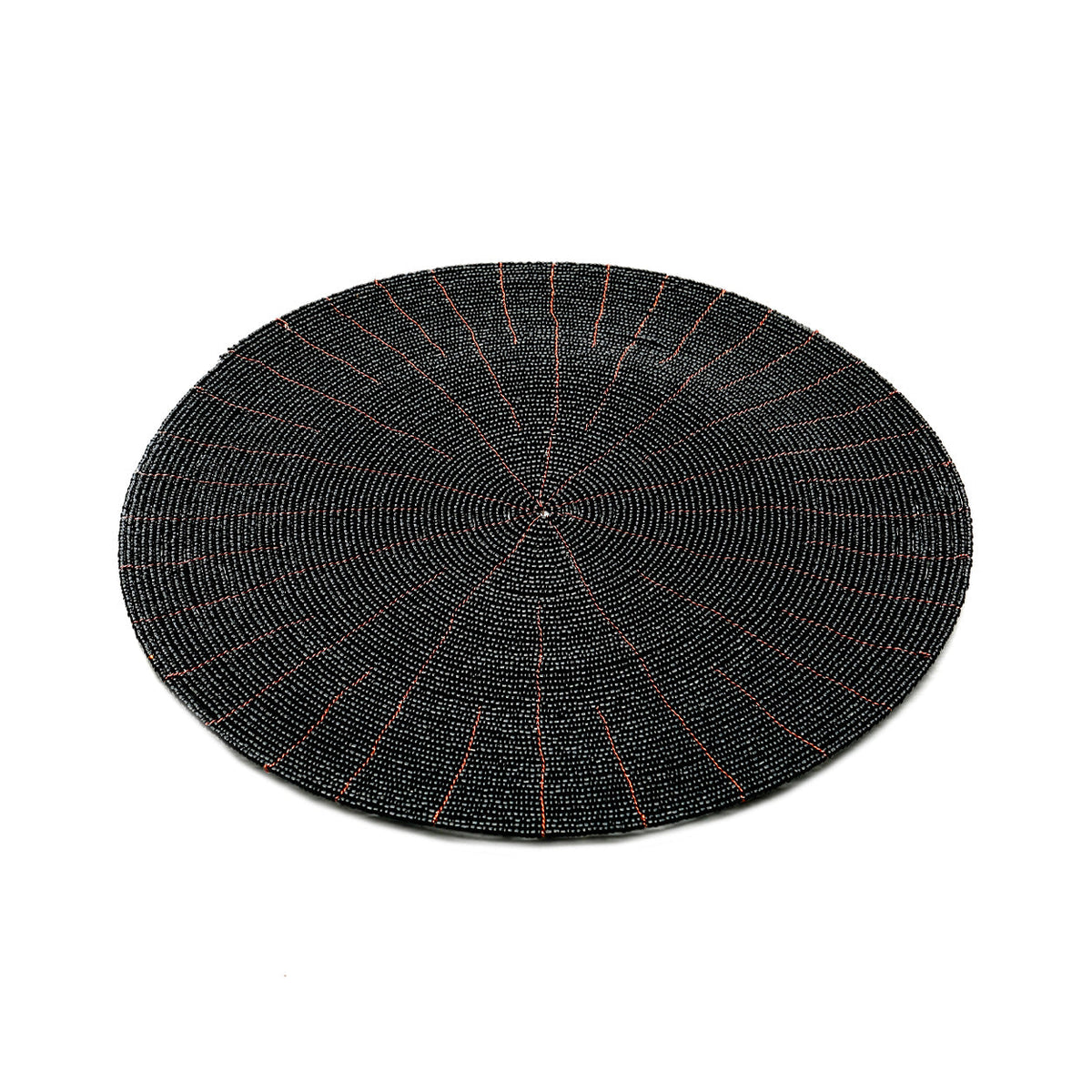 Set de table rond en perles noires et ses rayons de fil cuivré sur fond blanc