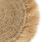 Détail du jonc de mer tressé et de la frange de raphia nouée en bordure du set de table