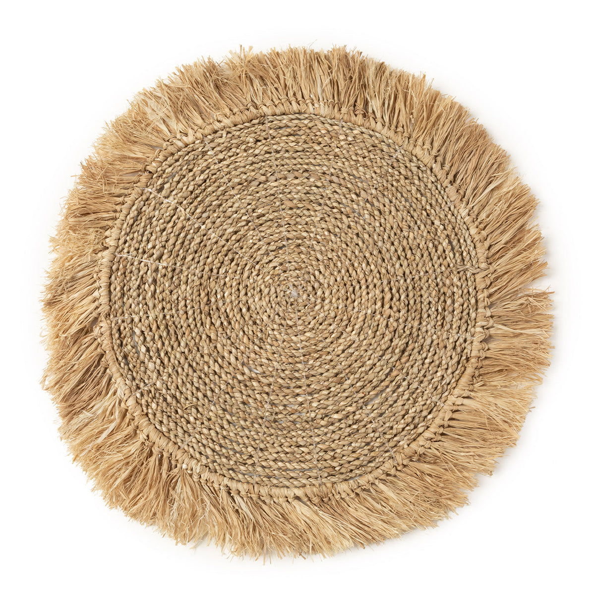 Set de table rond en jonc de mer tressé en spirale avec sa frange de raphia vu de dessus
