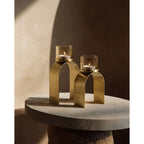 Set de deux bougeoirs arche en laiton et verre fumé en situation