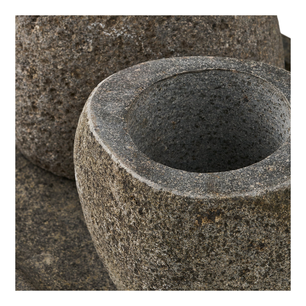 Gros plan gobelet creux pierre rivière naturelle brute set salle de bain Gara