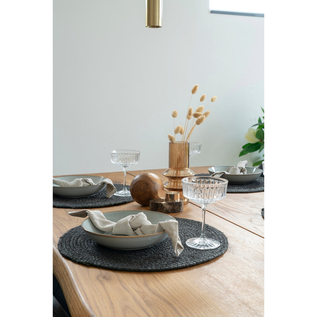 Sets de table Bombay jute gris anthracite sur une table chêne dressée vaisselle grise