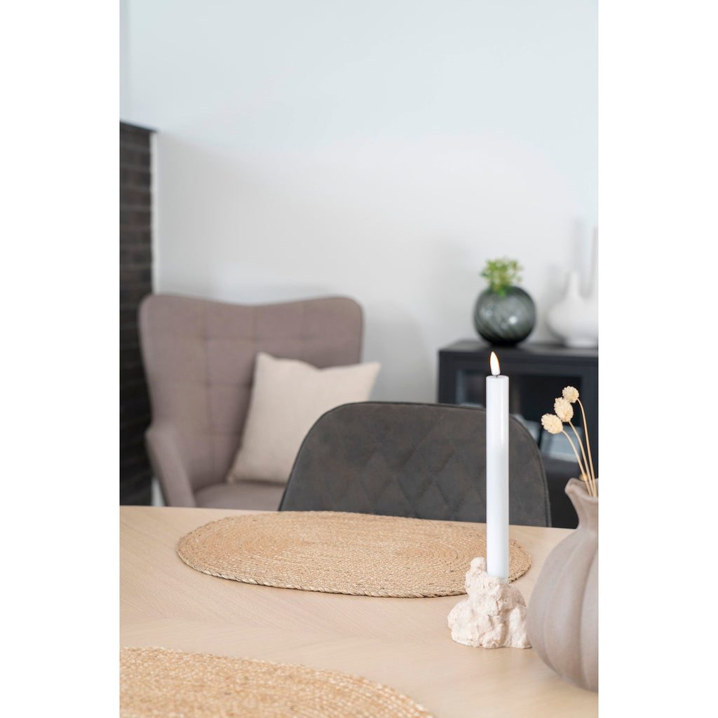 Set de table Bombay jute tressé naturel posé sur une table à manger bois clair