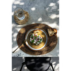 Set de table ovale Colonial en rotin brun 40 x 30 cm en situation