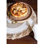 Set de table rond à anneaux blancs et frange de raphia 45 cm en situation