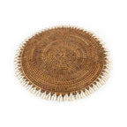 Set de table rond Colonial en rotin brun bordé de cauris 40 cm