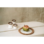 Set de table rond crocheté blanc à frange de raphia 45 cm en situation
