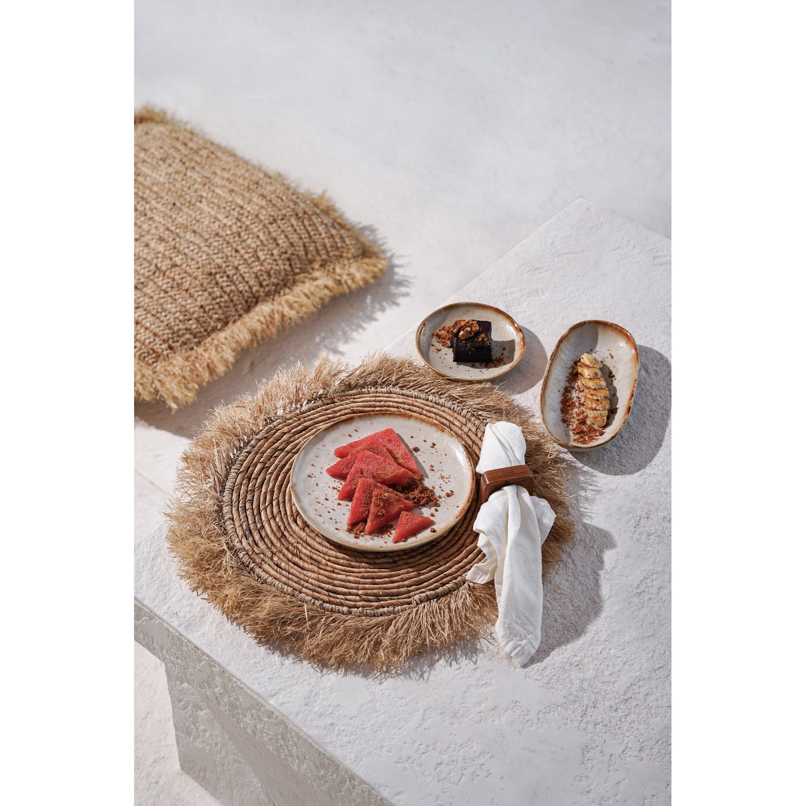 Set de table rond en feuille de bananier à frange de raphia 45 cm en situation