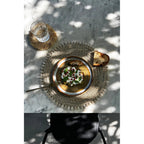 Set de table rond en jonc de mer bordé de cauris 38 cm en situation