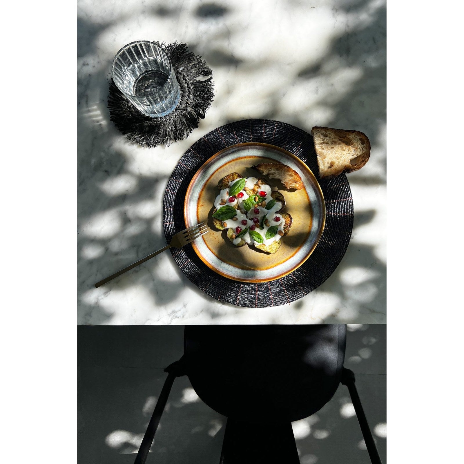 Set de table rond en perles noires 30 cm en situation
