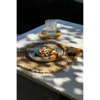 Set de table rond en raphia crocheté bordé de cauris 38 cm en situation