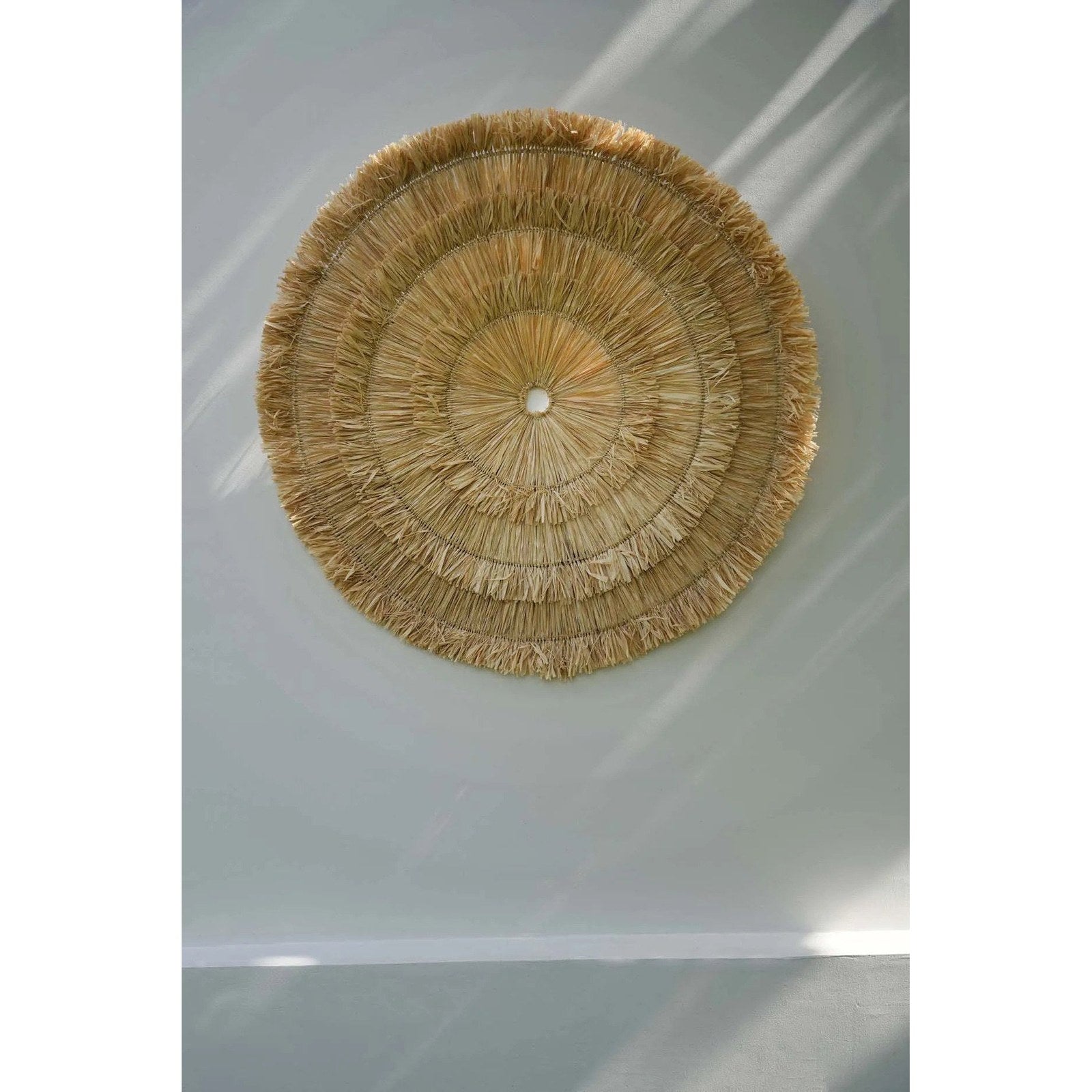 Soleil mural Sehseh en sisal 110 cm en situation