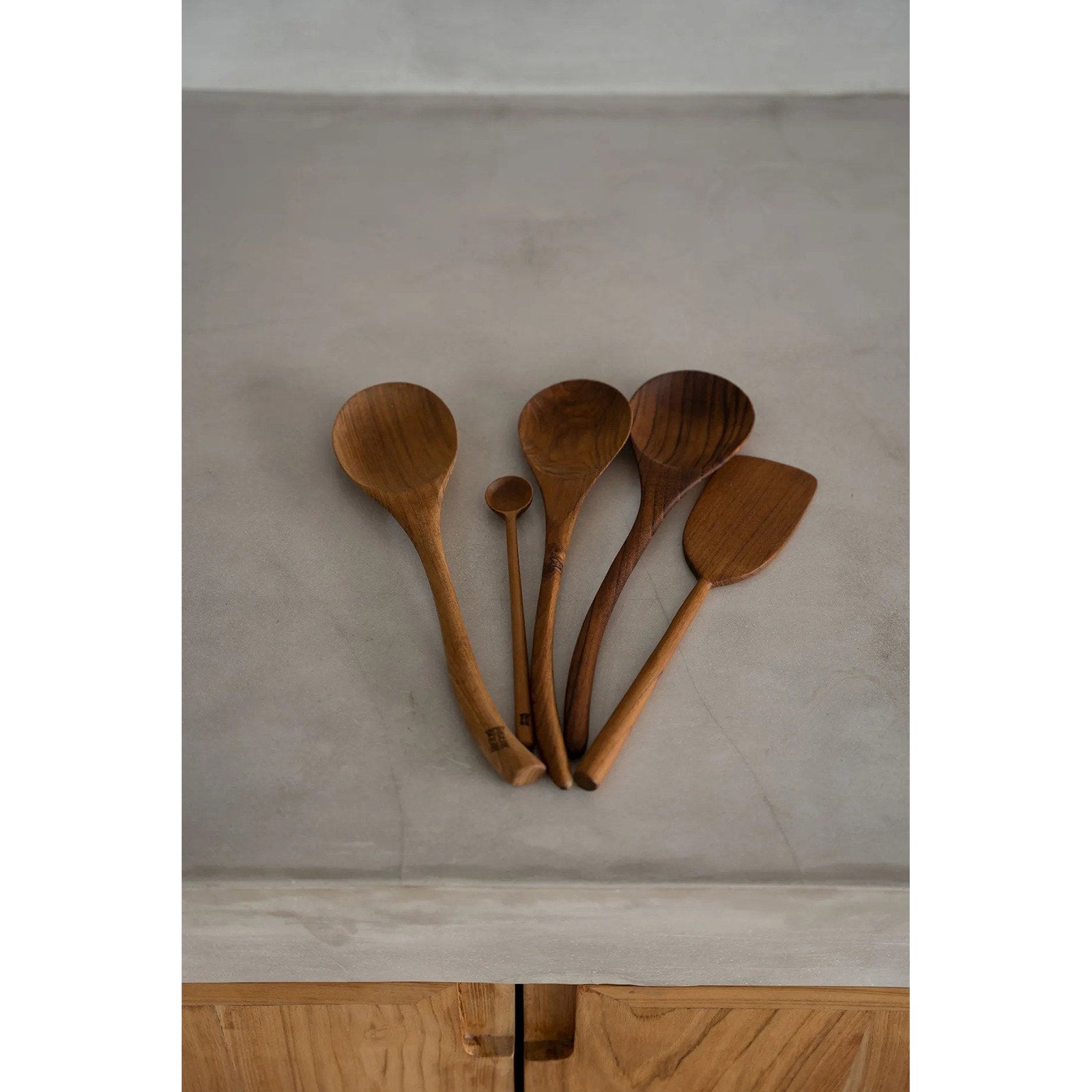 Spatule de cuisine en teck massif 28 cm en situation
