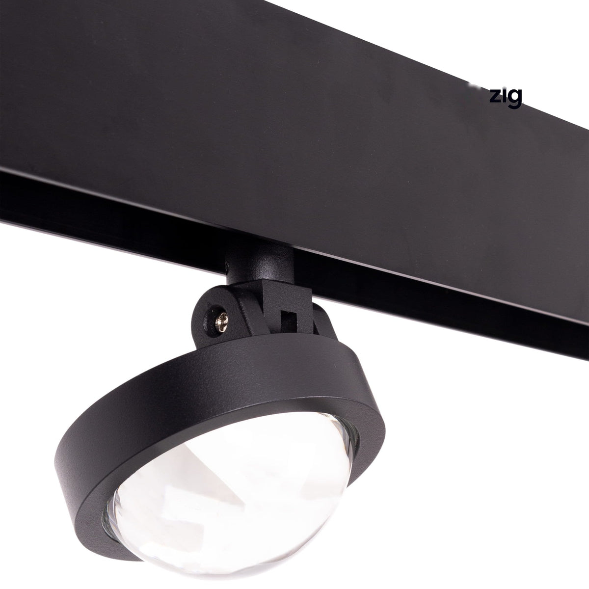 Spot dôme Magnetic métal noir incliné sous un rail aimanté noir avec son optique bombée