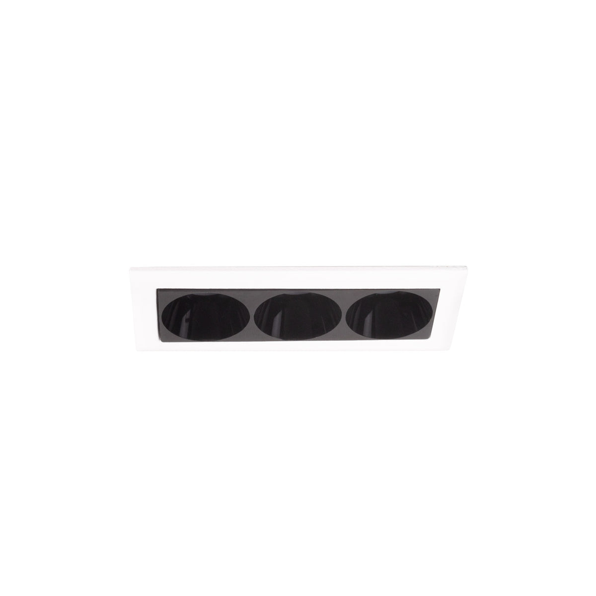 Spot encastré X-Line vu de face trois cellules noires alignées dans un cadre rectangulaire blanc