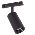 Spot Magnetic à réflecteur en aluminium noir sur son adaptateur aimanté vu de trois quarts