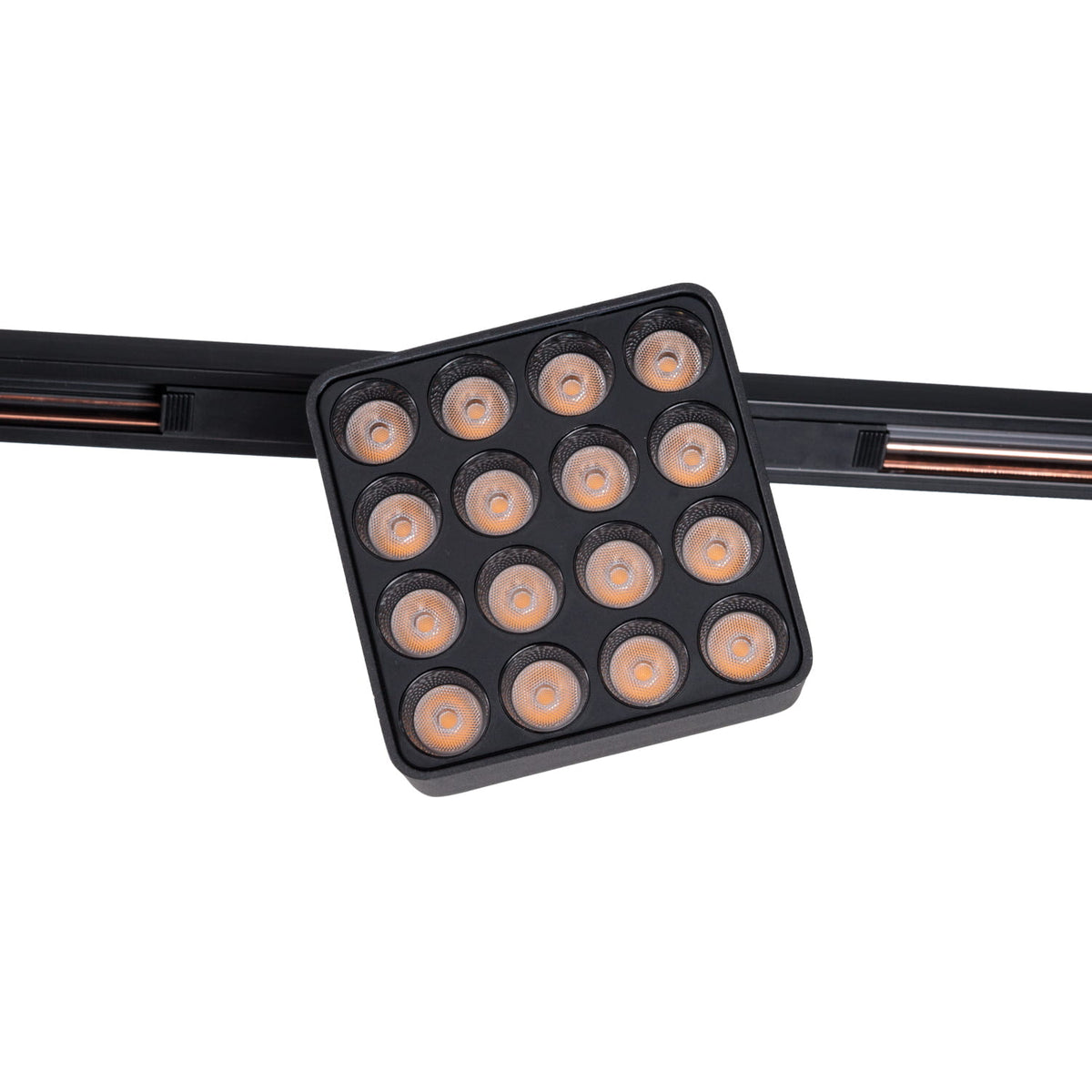 Spot carré à grille Micro11 noir sur son rail aimanté vu de face seize LED en cellules