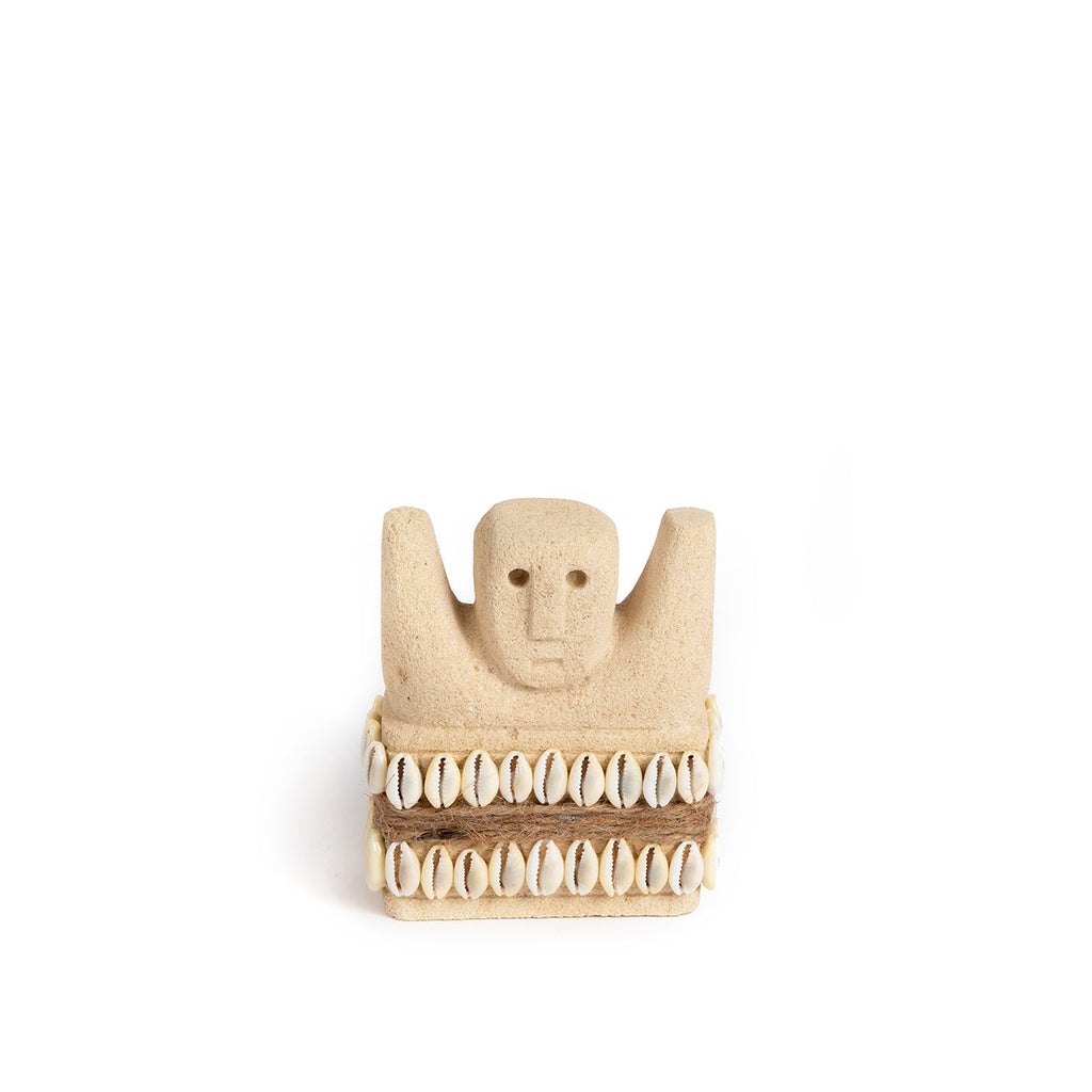 Statuette Sumba aux bras levés et cauris 10 cm