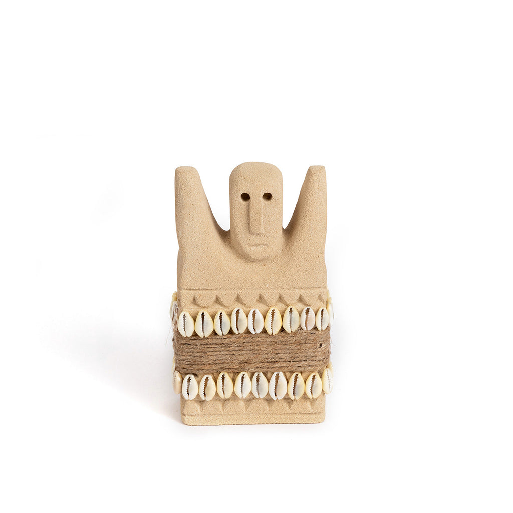 Statuette Sumba aux bras levés et cauris 14 cm