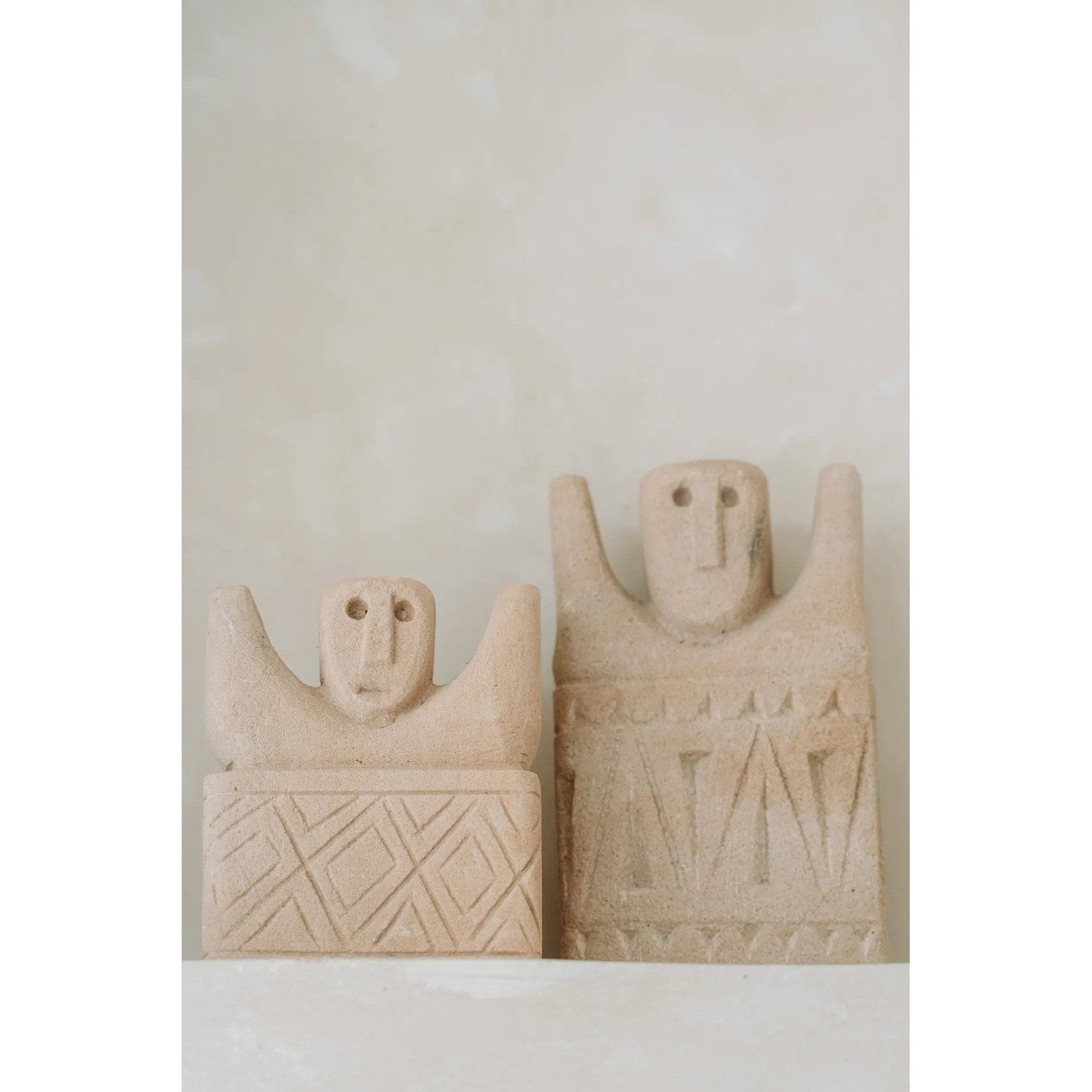Statuette Sumba aux bras levés en grès 11 cm, vue 3