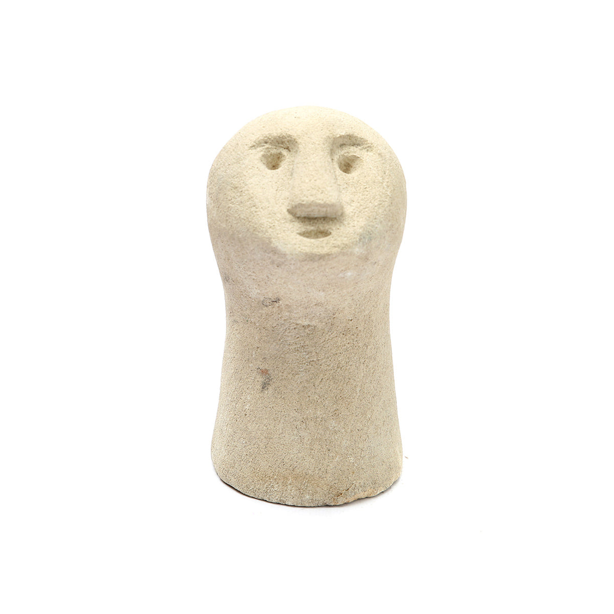 Statuette Sumba en grès naturel vue de face avec sa tête ovoïde et son corps évasé